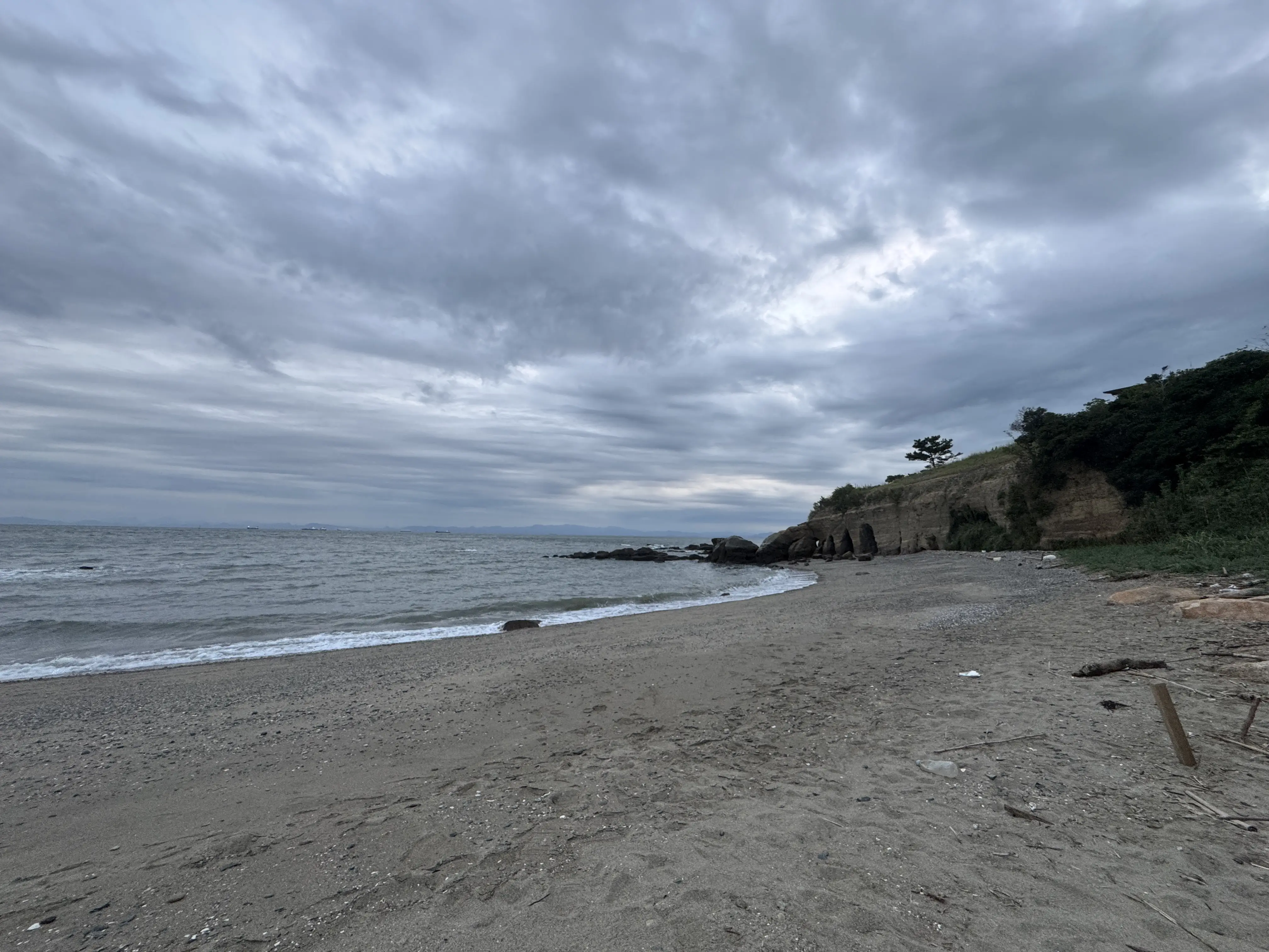 曇り空とくぐり岩